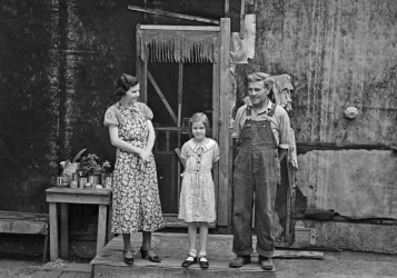 Russell Lee - Family of Henry McPeak, near Black River Falls, Wisconsin, 1937.jpg