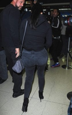 kim-kardashian-arrives-at-los-angeles-international-airport-april-2015_4.jpg